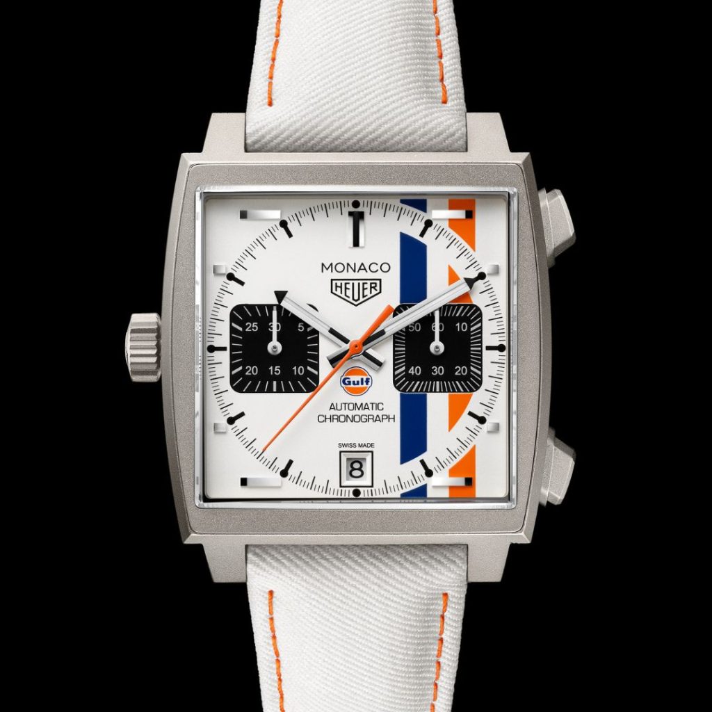 Blick auf die TAG Heuer Monaco Chronograph x Gulf mit der Referenz CAW218G.EB0393 mit schwarzem Hintergrund.