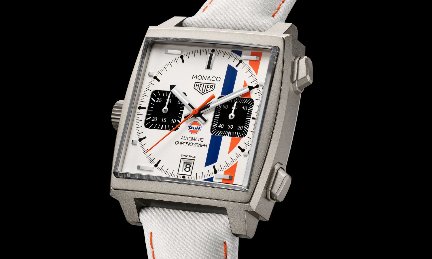 Ein leicht seitlicher Blick auf die TAG Heuer Monaco Chronograph x Gulf mit der Referenz CAW218G.EB0393 mit schwarzem Hintergrund.