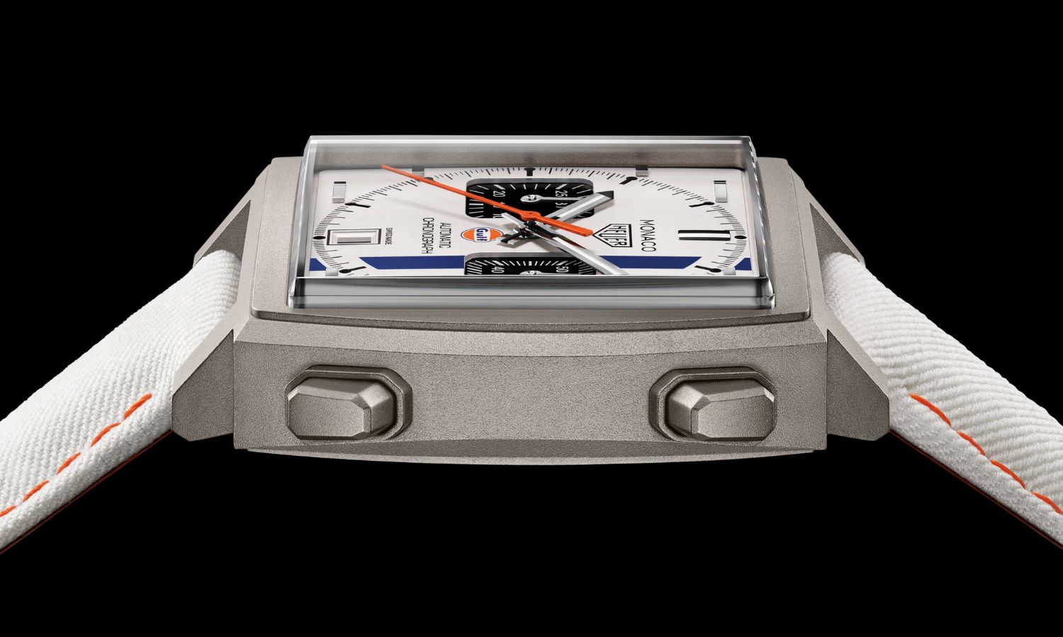 Ein Blick auf die rechte Seite der TAG Heuer Monaco Chronograph x Gulf mit der Referenz CAW218G.EB0393 mit schwarzem Hintergrund.