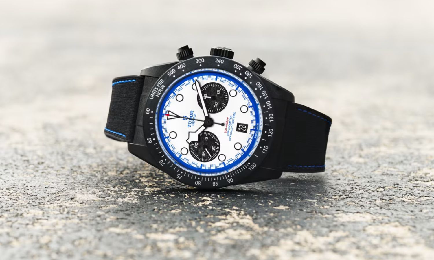 Seitlicher Blick auf den TUDOR Black Bay Chrono Carbon 25, der auf dem Boden liegt.