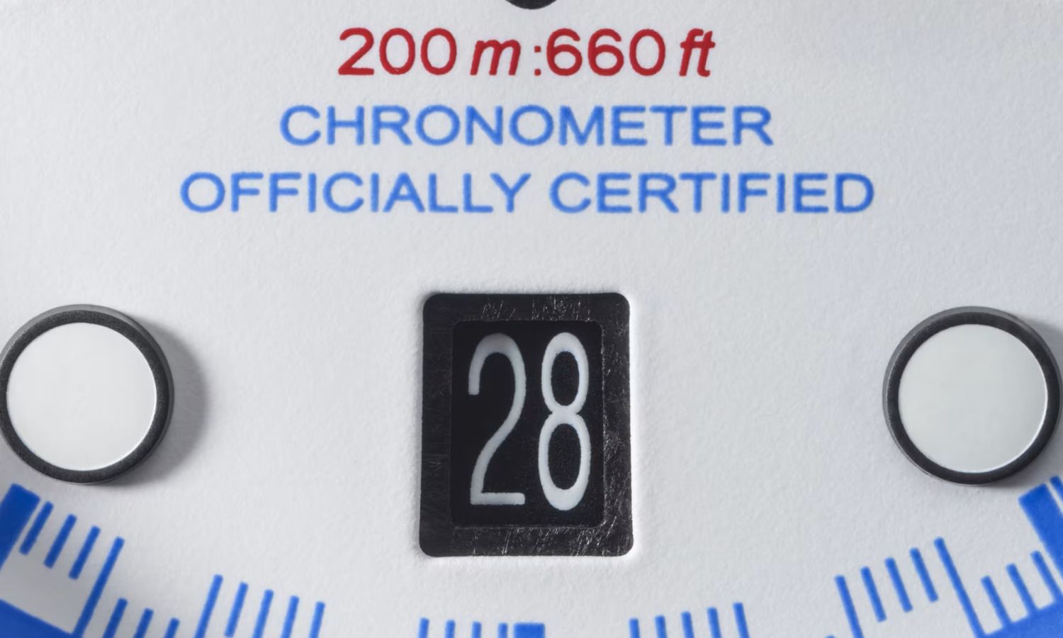 Nahaufnahme des Zifferblattes des TUDOR Black Bay Chronos Carbon 25.