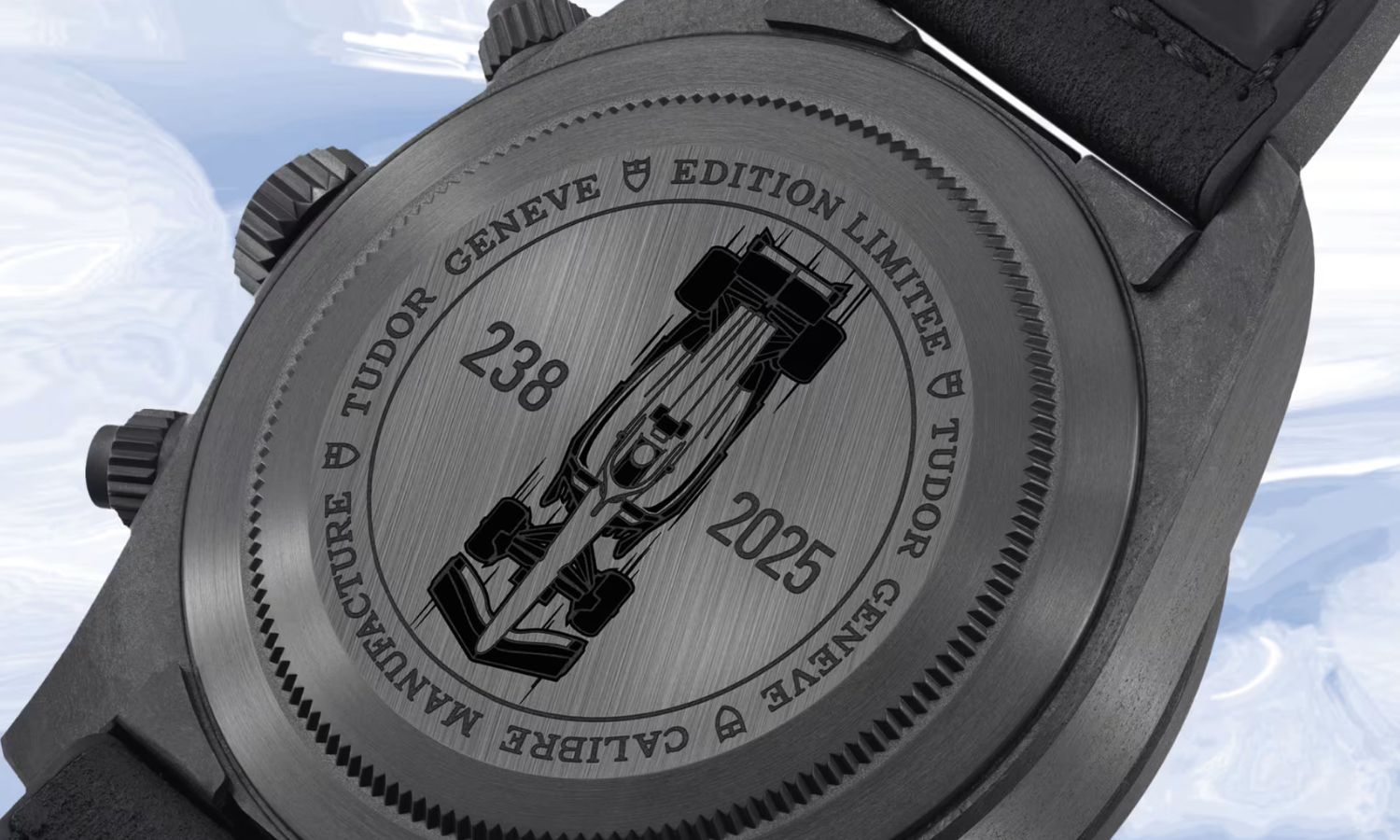 Blick auf die Rückseite des TUDOR Black Bay Chronos Carbon 25.