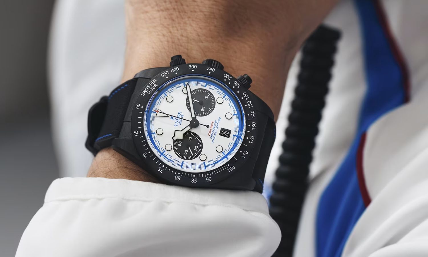 Seitlicher Blick aufd den TUDOR Black Bay Chrono Carbon 25 auf dem Handgelenk eines Mannes.