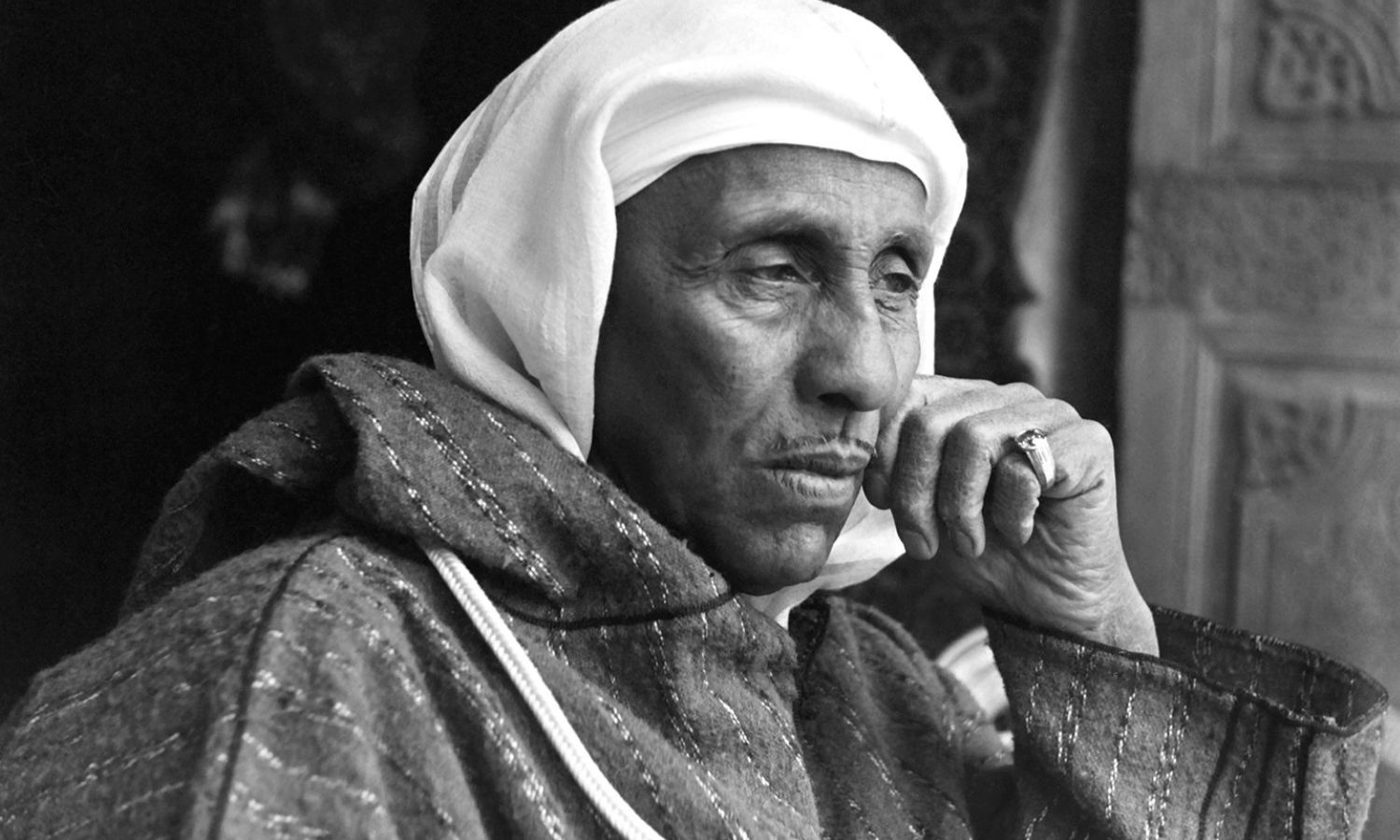 Ein Schwarz-Weiß Foto von Thami El Mezouari El Glaoui, bekannt als der Pascha von Marrakesch.