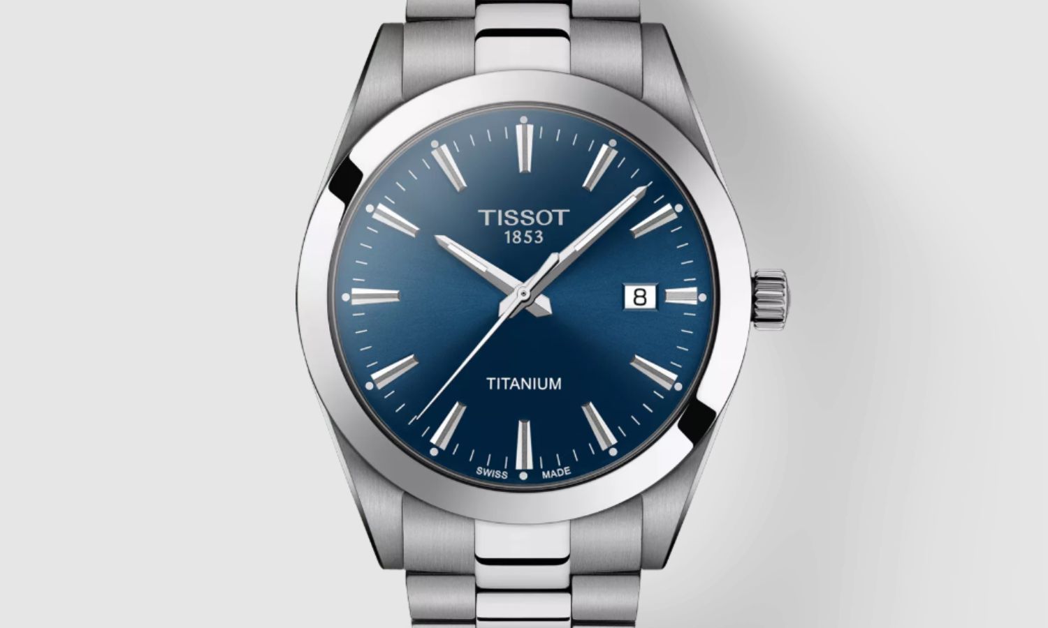 Tissot Gentleman Titanium mit blauem Zifferblatt und Titanarmband abgebildet vor weißem Hintergrund