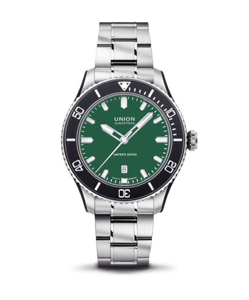 UNION Glashütte Belisar Datum Sport Limitierte Edition stehend vor weißem Hintergrund
