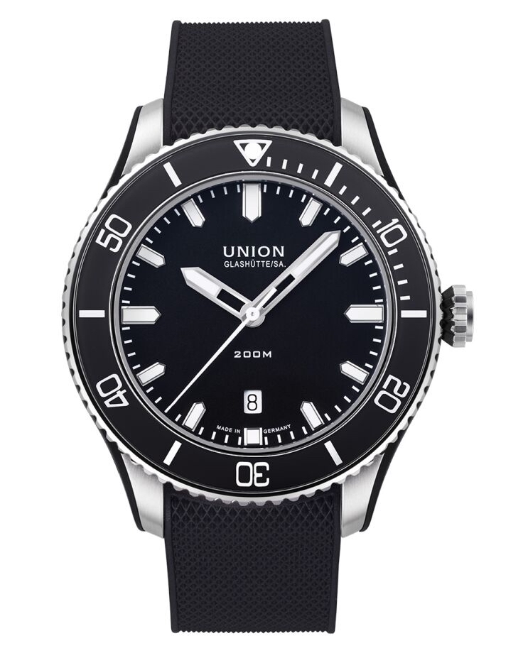 UNION Glashütte Belisar Datum Sport mit schwarzem Zifferblatt auf weißem Hintergrund