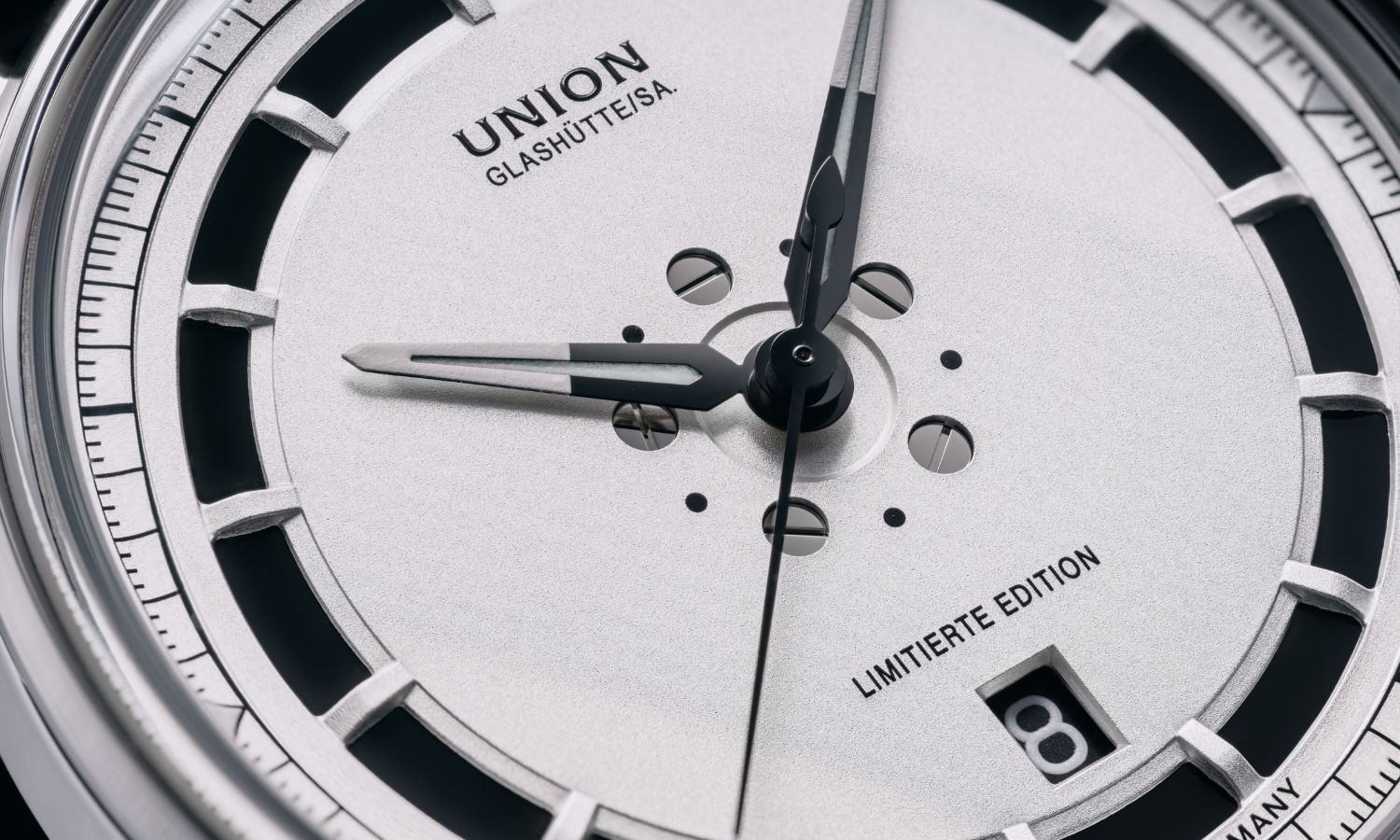 Nahaufnahme des silbernen Zifferblattes der Union Glashütte Noramis Datum Deutschland Klassik 2025.