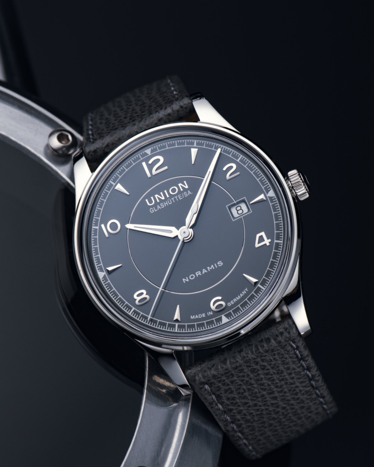 Union Glashütte Noramis Datum mit grauem Zifferblatt und grauem Lederarmband vor schwarzem Hintergrund