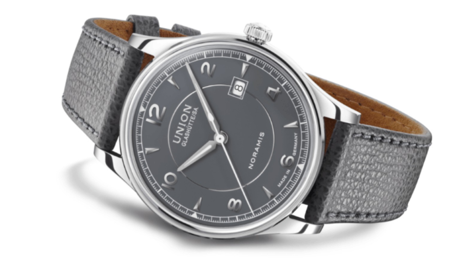 Union Glashütte Noramis Datum mit grauem Zifferblatt und grauem Lederarmband abgebildet vor einem weißen Hintergrund