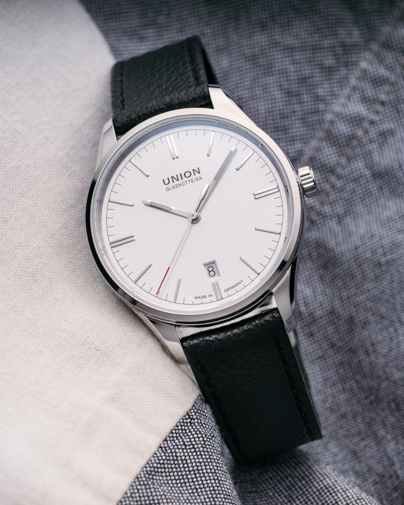 Blick auf die Union Glashütte Viro mit weißem Zifferblatt und einem Durchmesser von 39 Millimeter.