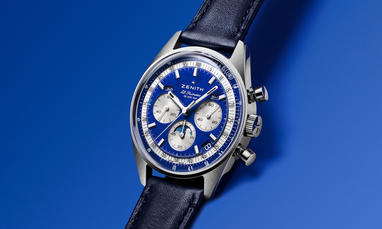 Zenith Chronomaster Sport Lapis Lazuli am Lederband vor blauem Hintergrund