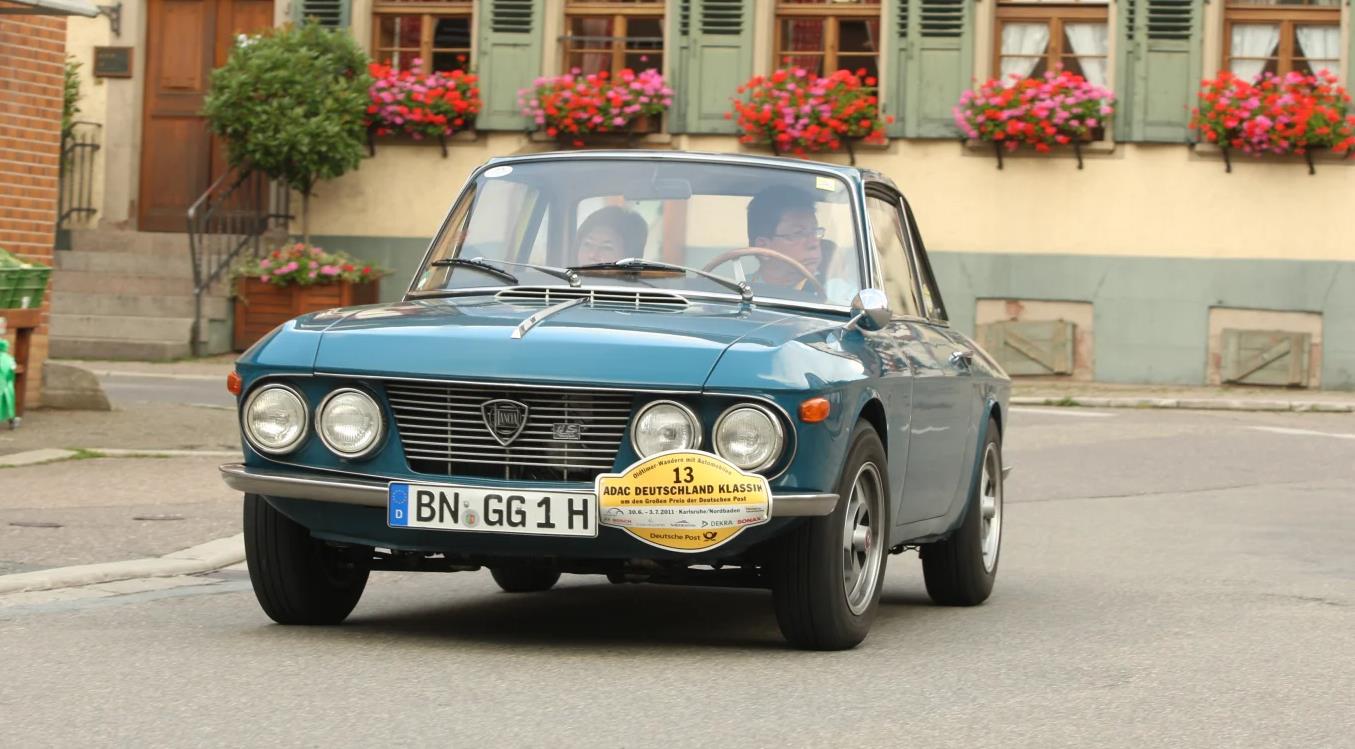 Blick auf einen blauen Alfa Romeo bei der ADAC Deutschland Klassik.