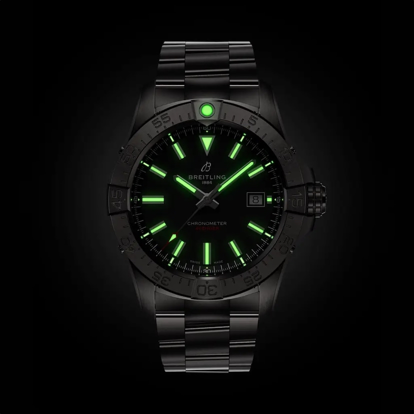 Breitling Avenger 42 Lumeshot Nahaufnahme vor schwarzem Hintergrund