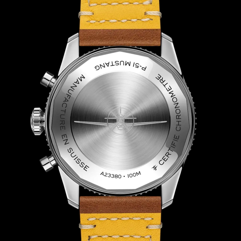 Breitling Classic Avi Mustang Gehäuseboden in Nahaufnahme vor schwarzem Hintergrund