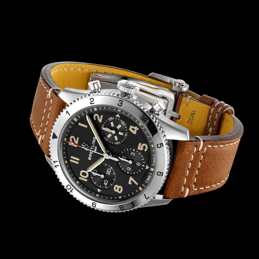 Breitling Classic Avi Mustang liegend auf schwarzem Untergrund