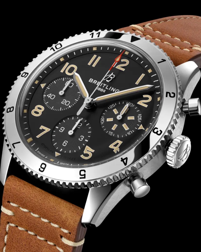 Vorderseite der Breitling Classic Avi vor schwarzem Hintergrund in Nahaufnahme