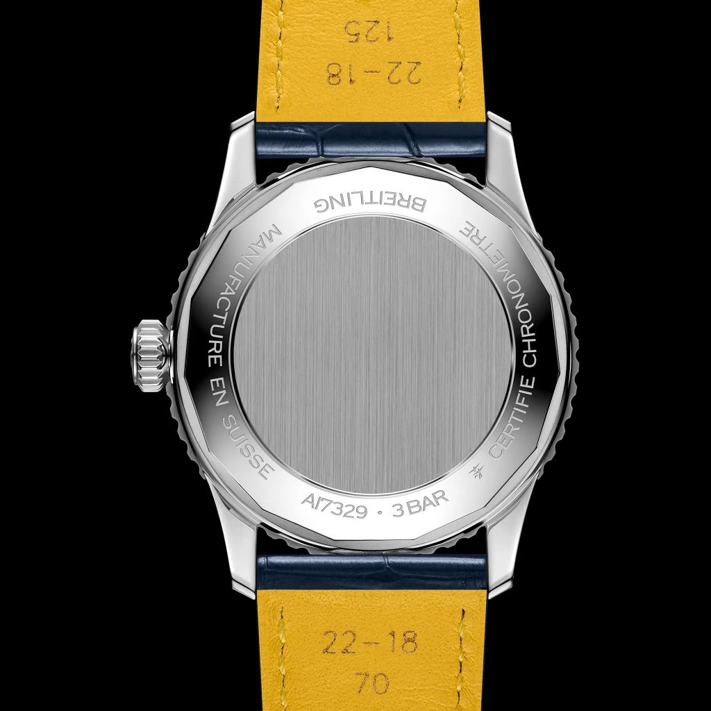 Gehäuseboden der blauen Breitling Navitimer 41 vor schwarzem Hintergrund