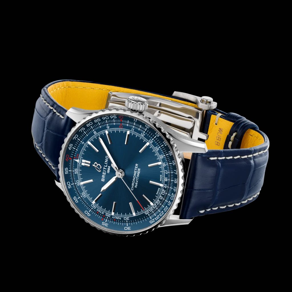 Breitling Navitimer 41 mit blauem Zifferblatt liegend vor schwarzem Hintergrund