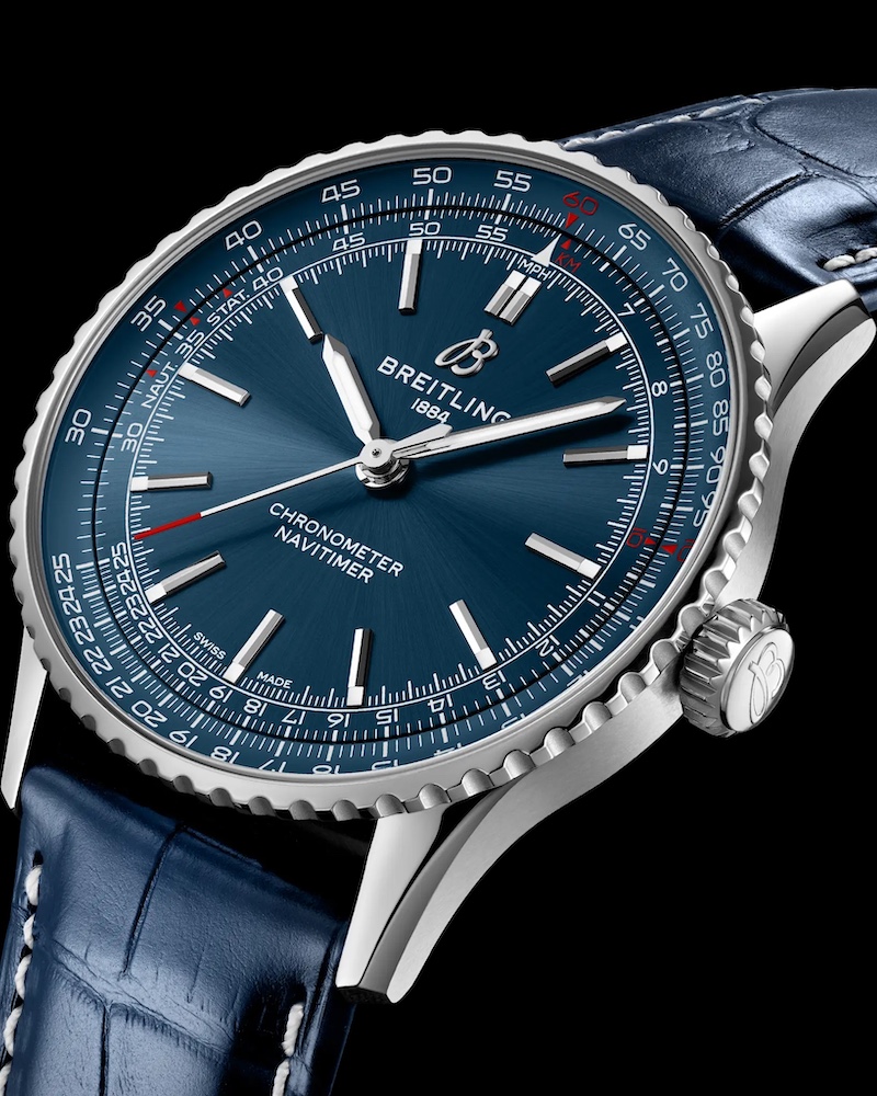 Zifferblatt der blauen Breitling Navitimer 41 vor schwarzem Hintergrund