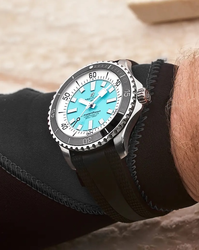 Breitling Superocean Automatic 44 über dem Neoprenanzug eines Tauchers