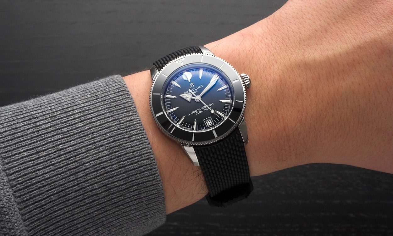 Breitling SuperOcean Heritage B31 Automatik 40 mm am Handgelenk eines Mannes