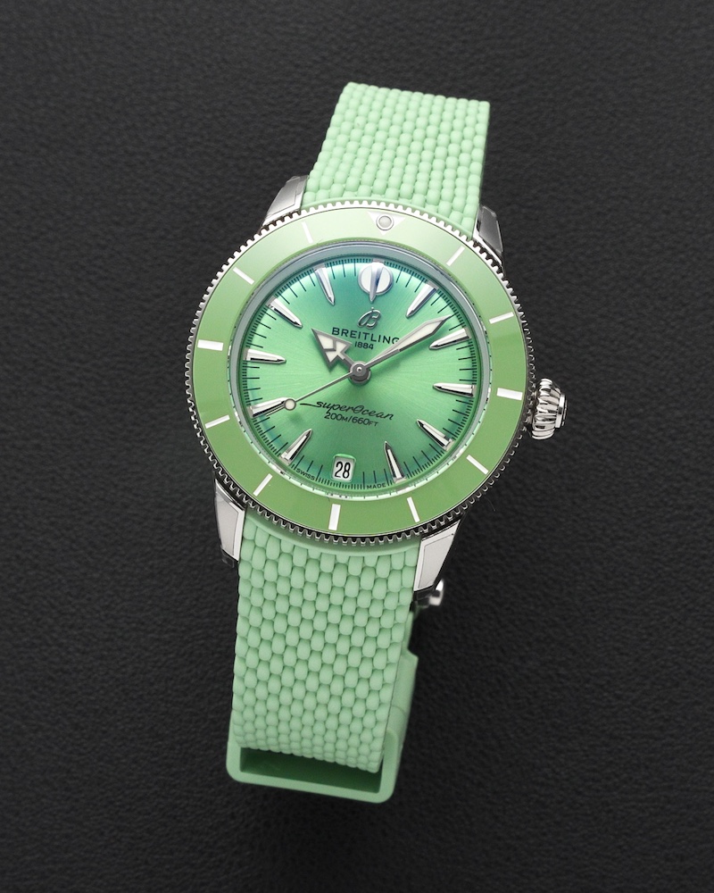 Breitling SuperOcean Heritage Automatic 36mm liegend auf Tisch