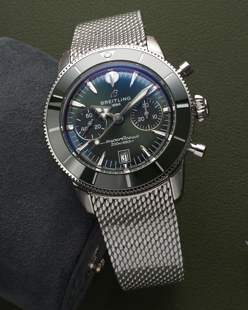 Breitling SuperOcean Heritage B01 Chrono liegend auf Tisch
