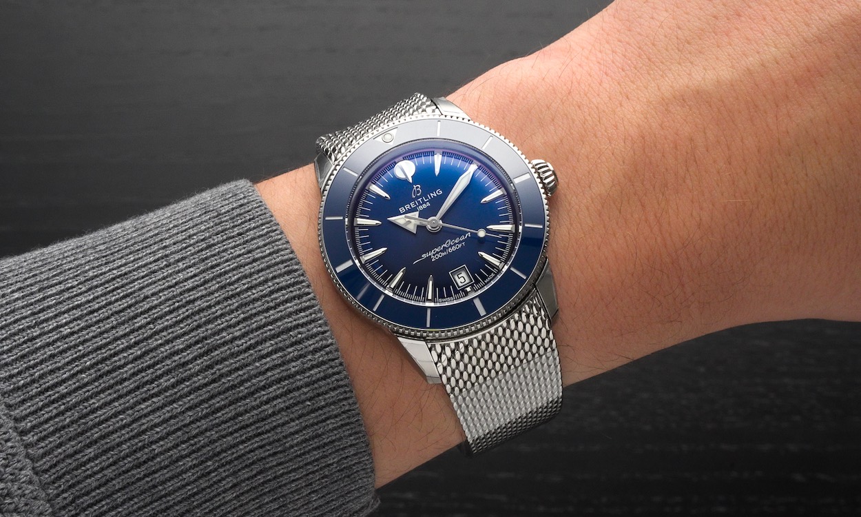 Breitling SuperOcean Heritage B31 42mm am Handgelenk eines Mannes