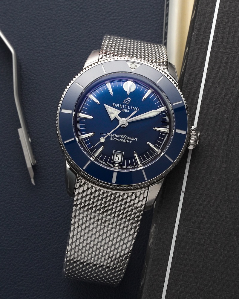 Breitling SuperOcean Heritage B31 42mm liegend auf Tisch