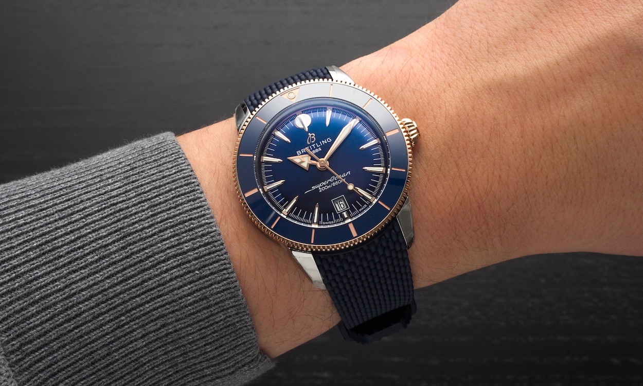 Breitling SuperOcean Heritage B31 44m am Handgelenk eines Mannes