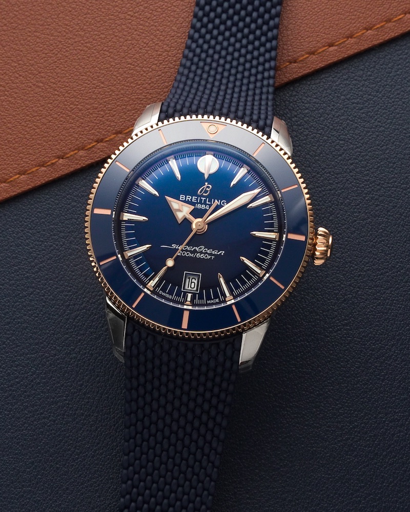 Breitling SuperOcean Heritage B31 44mm liegend auf Tisch
