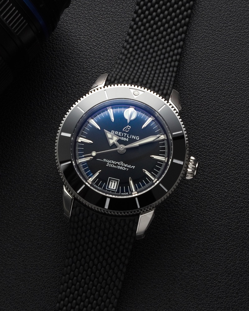 Breitling SuperOcean Heritage liegend auf schwarzem Untergrund in Nahaufnahme