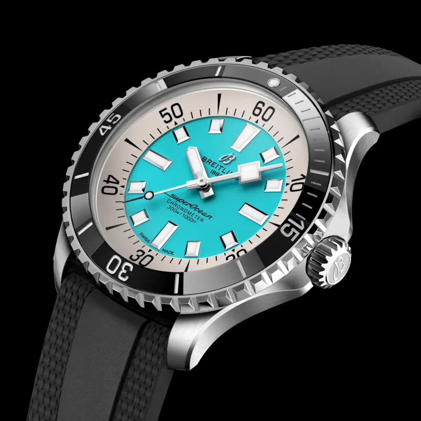 Vorderseite der Breitling Superocean Automatik 44 vor schwarzem Hintergrund