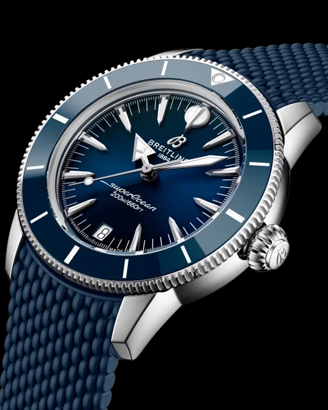 Breitling Superocean Heritage Automatic 36 B10 am Kautschukband vor schwarzem Hintergrund