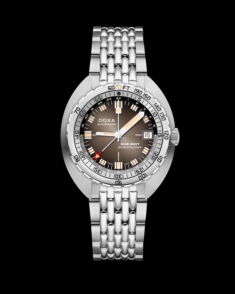 DOXA Sub 250T GMT Vorderseite auf schwarzem Untergrund