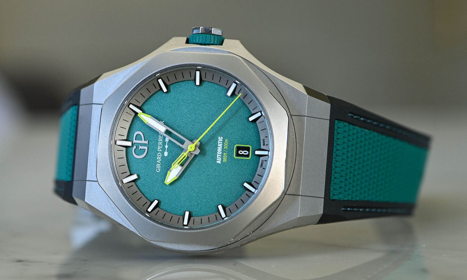 Blick auf eine Girard-Perregaux Laureato Absolute Aston Martin F1 Edition, das auf einem Tisch liegt.