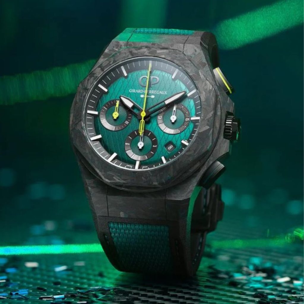 Seitlicher Blick auf die Girard-Perregaux Laureato Chronograph Aston Martin Edition vor einem grünen Hintergrund.