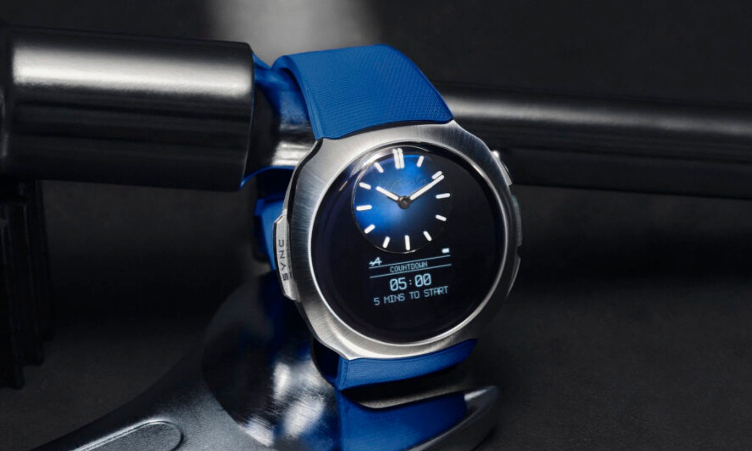 Seitlicher Blick auf die H. Moser & Cie. Alpine Mechanics Edition, eine digital konzipierte Uhr, die in Zusammenarbeit mit der Alpine-Boxencrew entwickelt wurde.