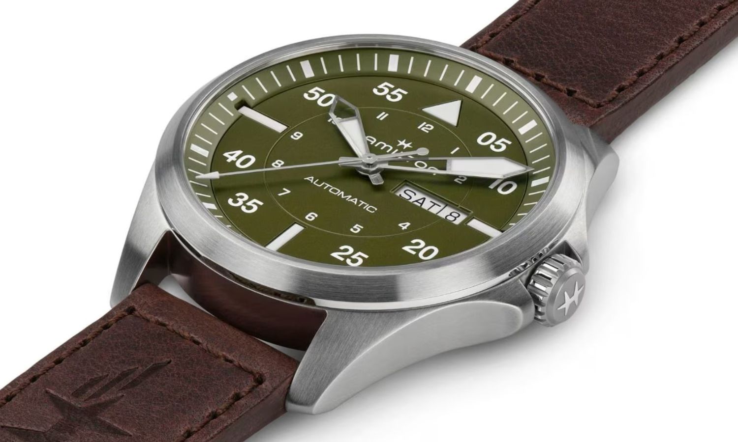 Hamilton Khaki Aviation Pilot Day Date Auto mit braunem Lederarmband und grünem Zifferblatt liegend auf einem weißen Untergrund