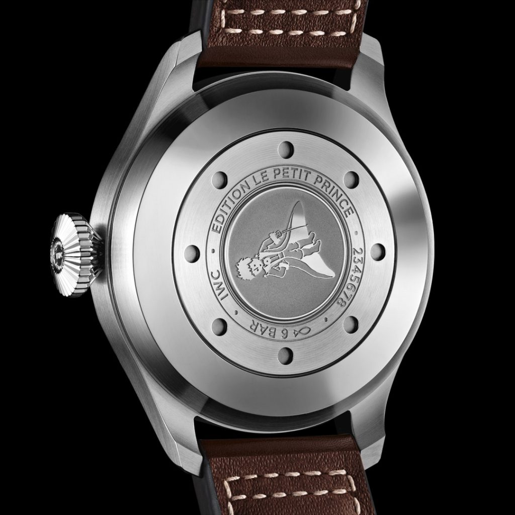 IWC Schaffhausen Big Pilot's Watch Le Petit Prince Gehäuseboden in Nahaufnahme vor schwarzem Hintergrund