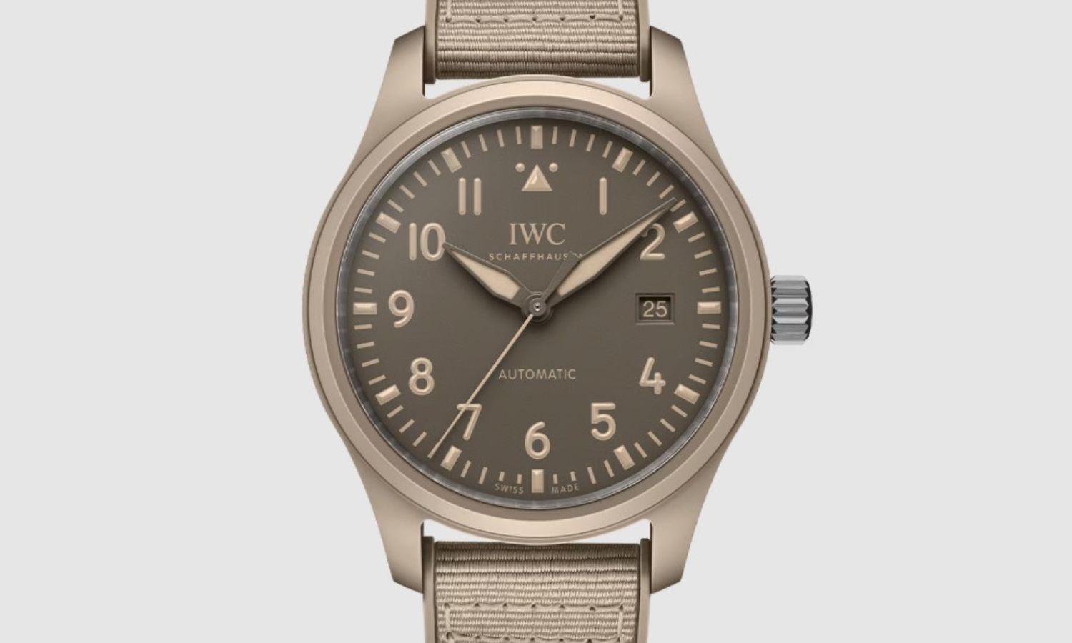 IWC Pilots Watch Automatic 41 Top Gun Mojave Desert mit sandfarbenem Zifferblatt, Gehäuse und Armband vor weißem Hintergrund