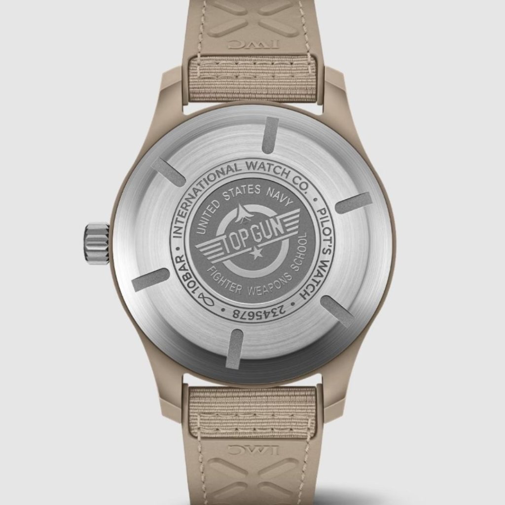 Nahaufnahme des verzierten Titan-Gehäusebodens der IWC Pilots Watch Automatic 41 Top Gun Mojave Desert vor weißem Hintergrund