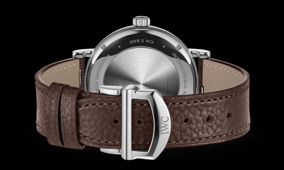 IWC Portofino Pointer Date liegend auf schwarzem Untergrund