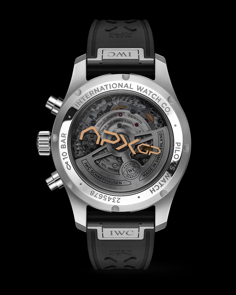 Gehäuseboden IWC Schaffhausen Pilot's Watch APXGP in Nahaufnahme auf schwarzem Hintergrund