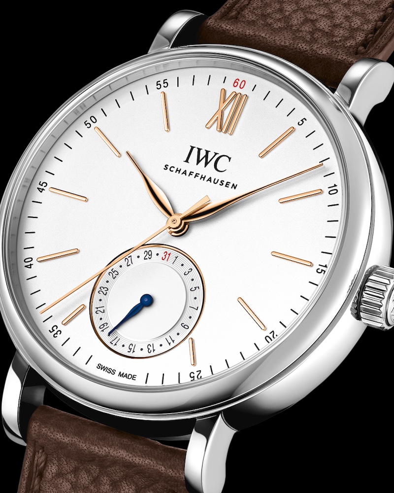 Weißes Zifferblatt der IWC Schaffhausen Pointer Date vor schwarzem Hintergrund
