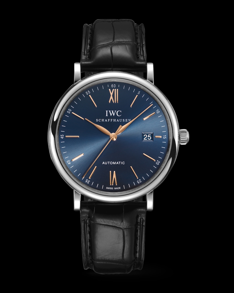 IWC Portofino mit blauem Zifferblatt vor schwarzem Hintergrund