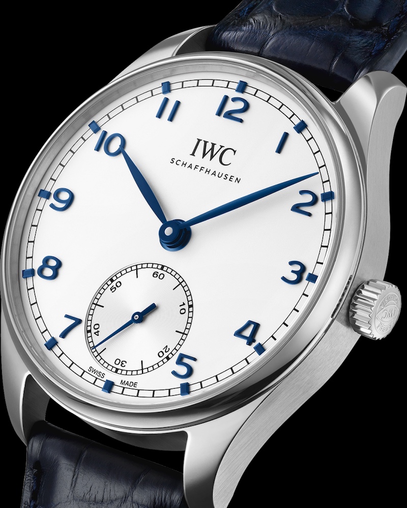IWC Schaffhausen Portugieser Automatic 40 in Nahaufnahme vor schwarzem Hintergrund