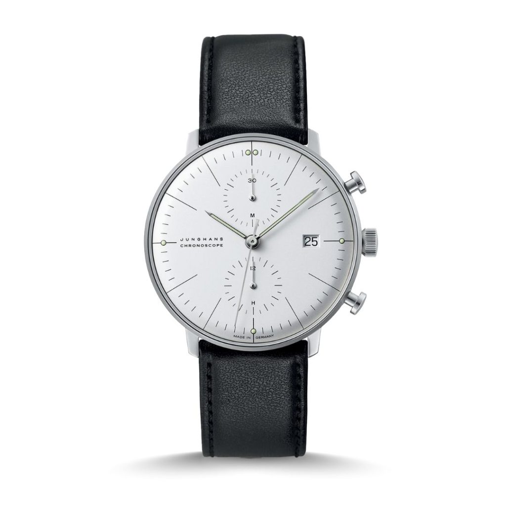 Junghans Max Bill Chronoscope stehend vor weißem Hintergrund