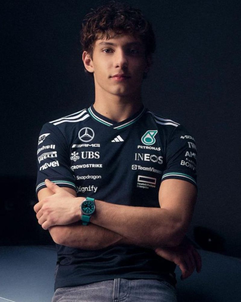 Foto von Kimi Antonelli, Fahrer des Mercedes AMG F1 Teams vor einem dunklen Hintergrund.